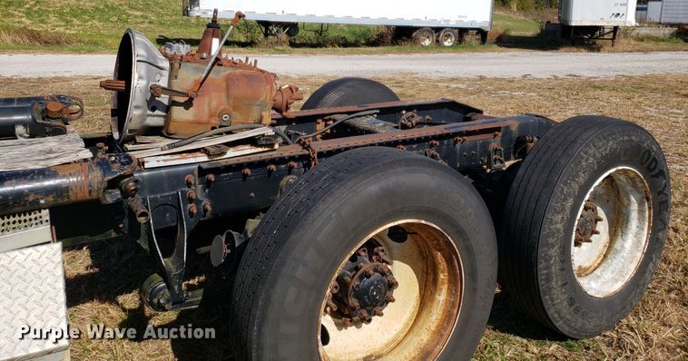 image for item DG8857 2006 International 9400i truck cab and chassis