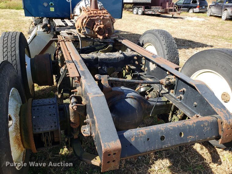 image for item DG8857 2006 International 9400i truck cab and chassis