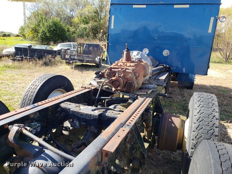 image for item DG8857 2006 International 9400i truck cab and chassis