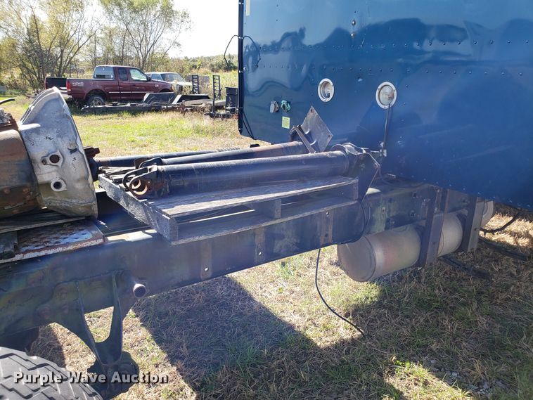 image for item DG8857 2006 International 9400i truck cab and chassis