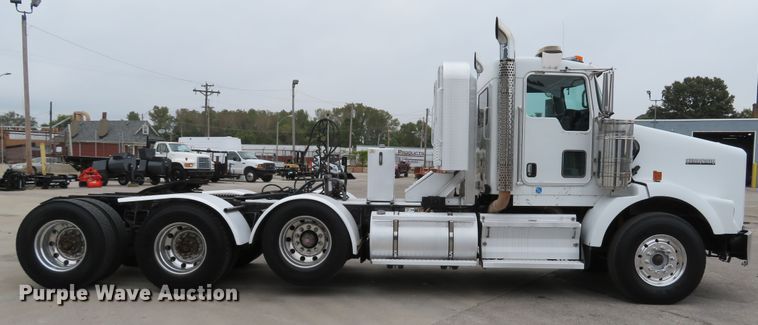 image for item DH1630 2011 Kenworth T800 semi truck