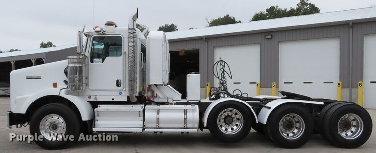 image for item DH1630 2011 Kenworth T800 semi truck