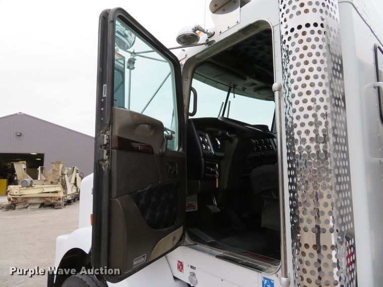 image for item DH1630 2011 Kenworth T800 semi truck