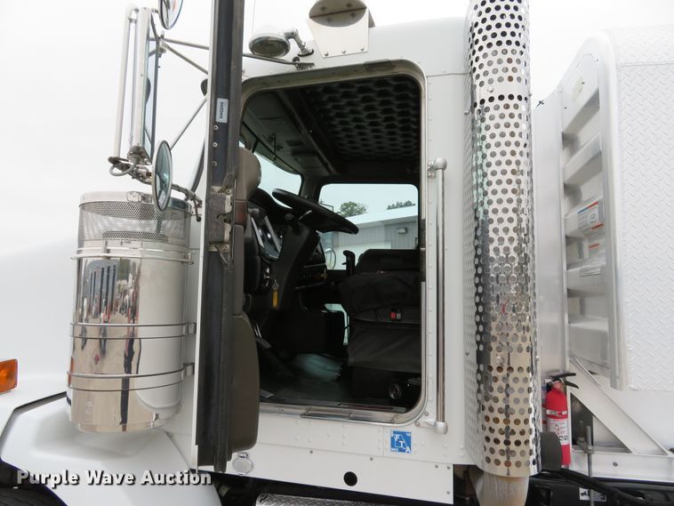 image for item DH1630 2011 Kenworth T800 semi truck