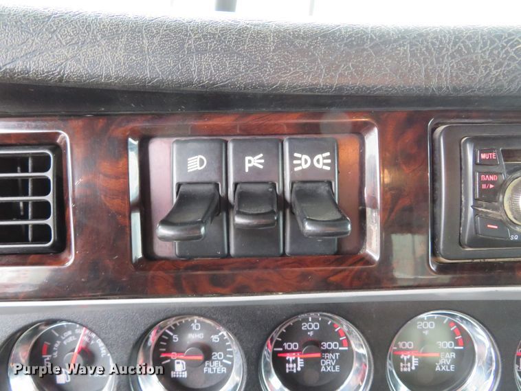 image for item DH1630 2011 Kenworth T800 semi truck