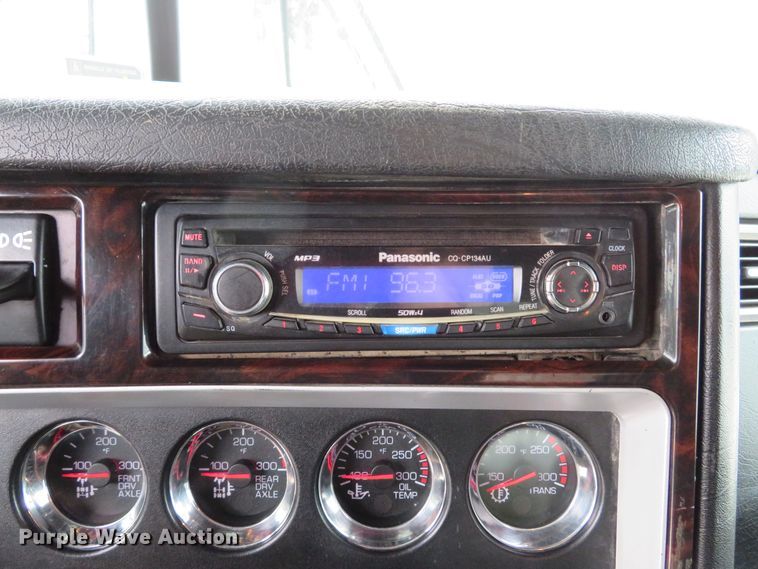 image for item DH1630 2011 Kenworth T800 semi truck