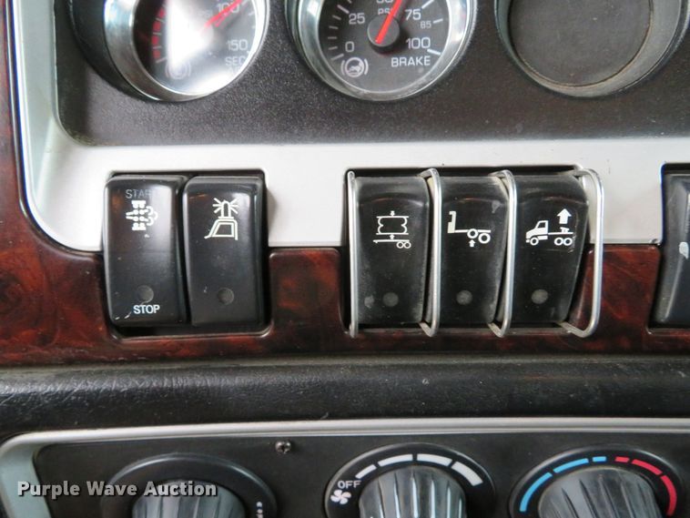 image for item DH1630 2011 Kenworth T800 semi truck