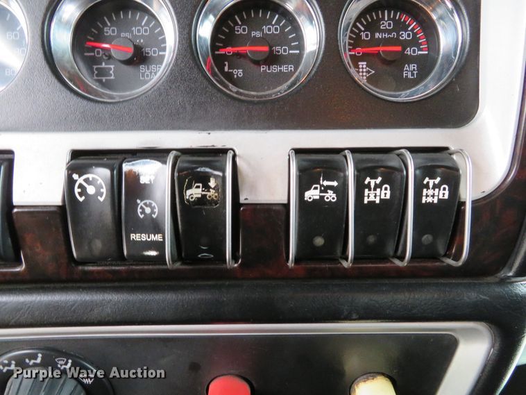 image for item DH1630 2011 Kenworth T800 semi truck