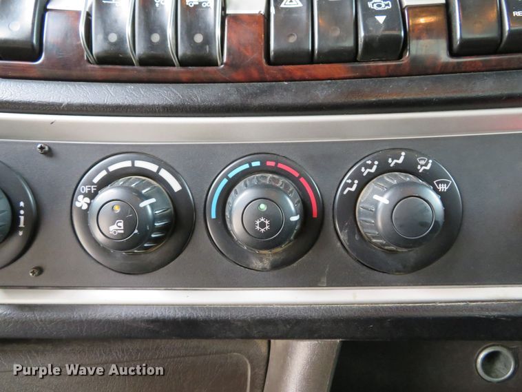 image for item DH1630 2011 Kenworth T800 semi truck