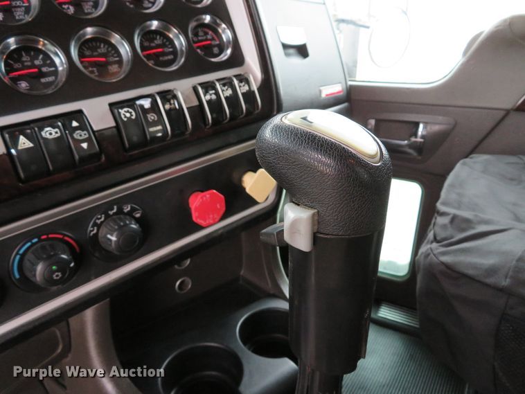 image for item DH1630 2011 Kenworth T800 semi truck