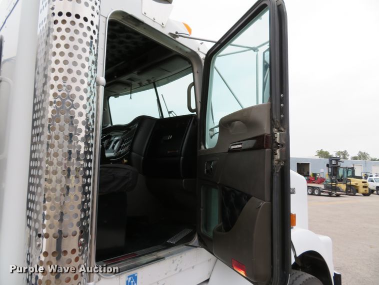 image for item DH1630 2011 Kenworth T800 semi truck