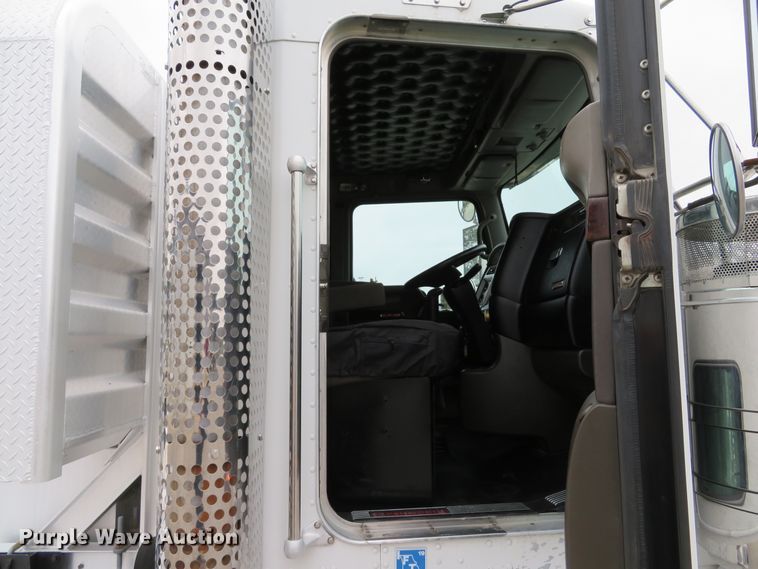 image for item DH1630 2011 Kenworth T800 semi truck