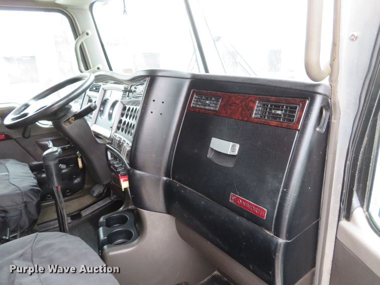 image for item DH1630 2011 Kenworth T800 semi truck