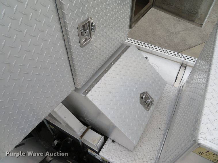 image for item DH1630 2011 Kenworth T800 semi truck