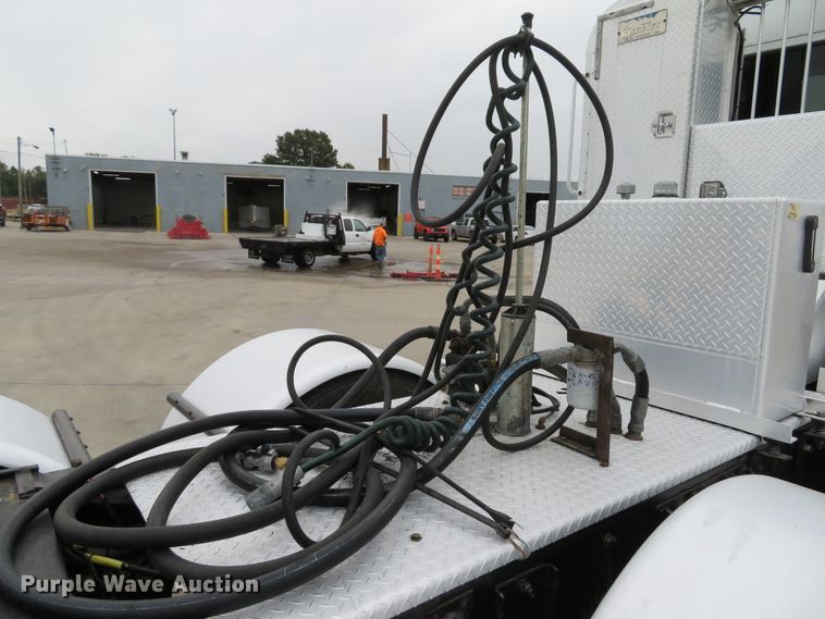 image for item DH1630 2011 Kenworth T800 semi truck