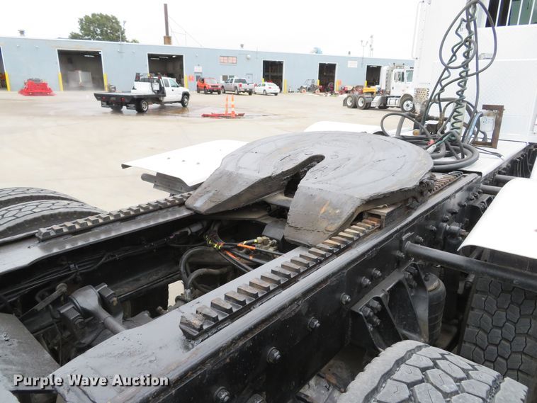 image for item DH1630 2011 Kenworth T800 semi truck