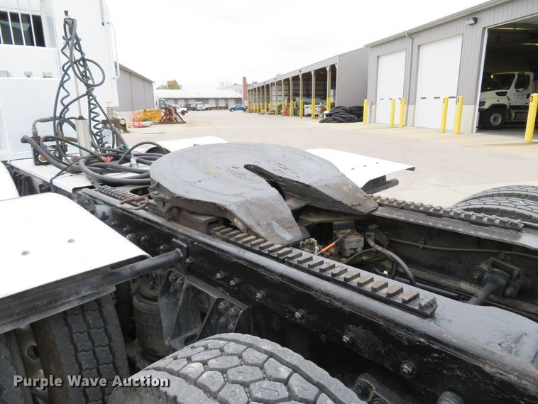 image for item DH1630 2011 Kenworth T800 semi truck