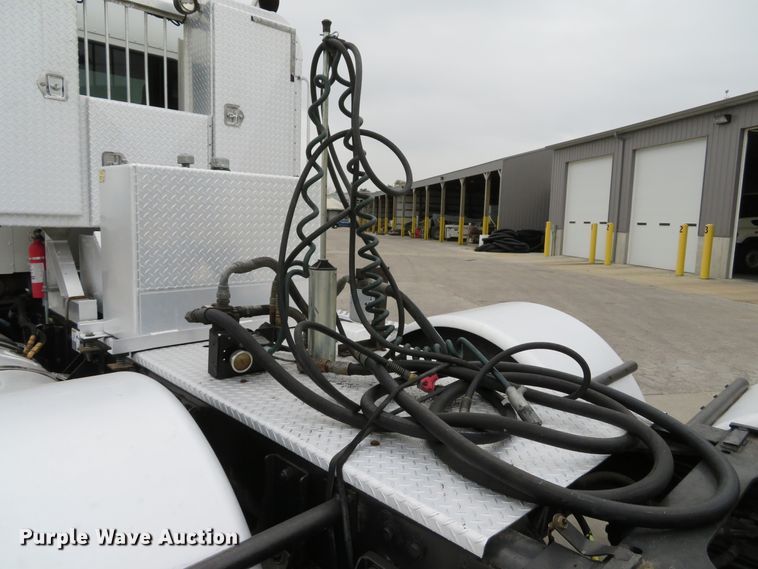 image for item DH1630 2011 Kenworth T800 semi truck