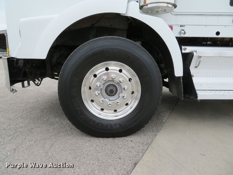 image for item DH1630 2011 Kenworth T800 semi truck