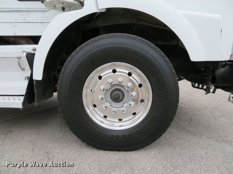 image for item DH1630 2011 Kenworth T800 semi truck