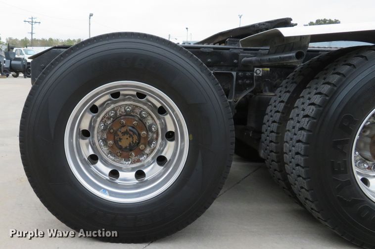 image for item DH1630 2011 Kenworth T800 semi truck