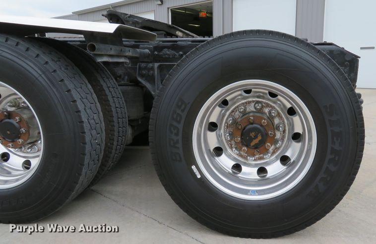 image for item DH1630 2011 Kenworth T800 semi truck