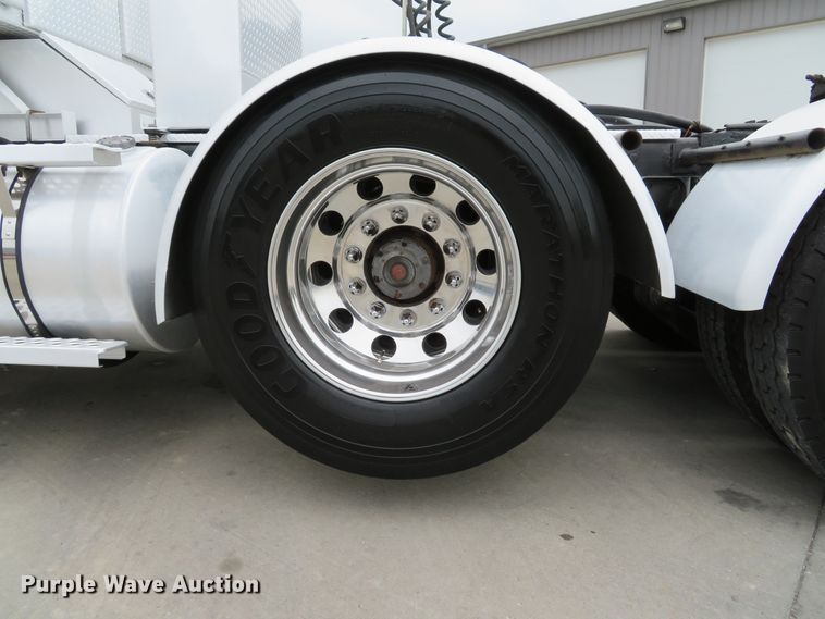 image for item DH1630 2011 Kenworth T800 semi truck