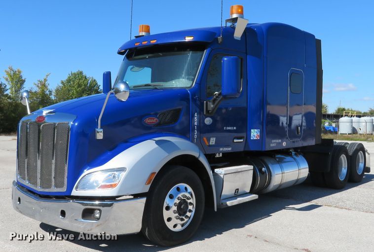 image for item DH1638 2014 Peterbilt 579 semi truck