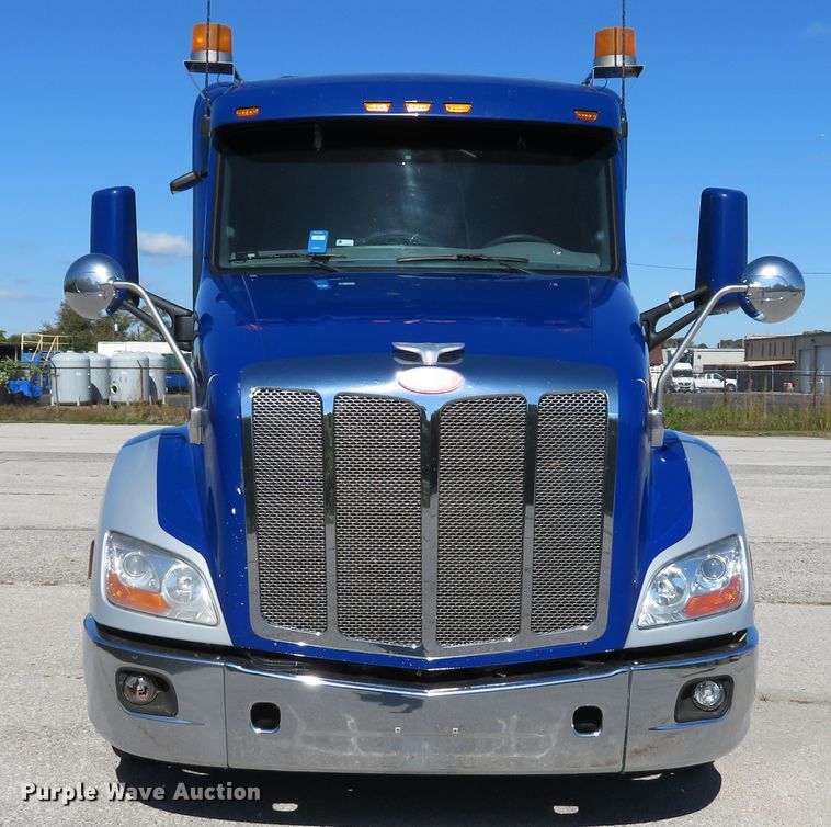 image for item DH1638 2014 Peterbilt 579 semi truck