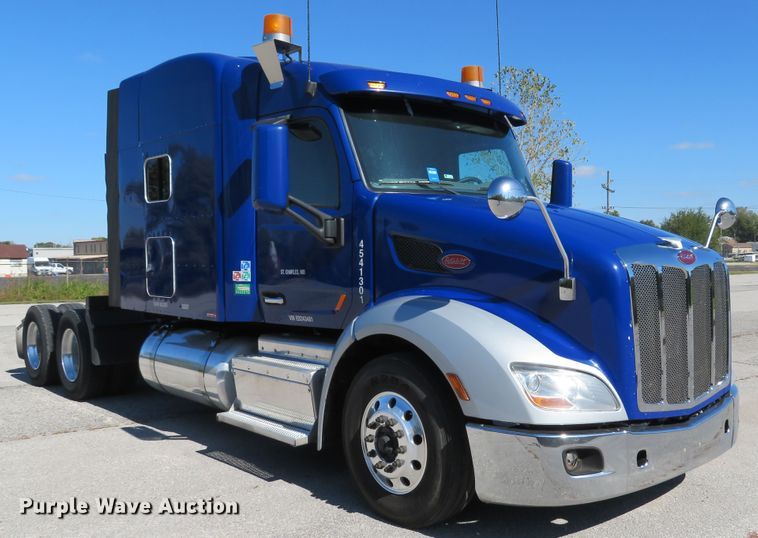 image for item DH1638 2014 Peterbilt 579 semi truck