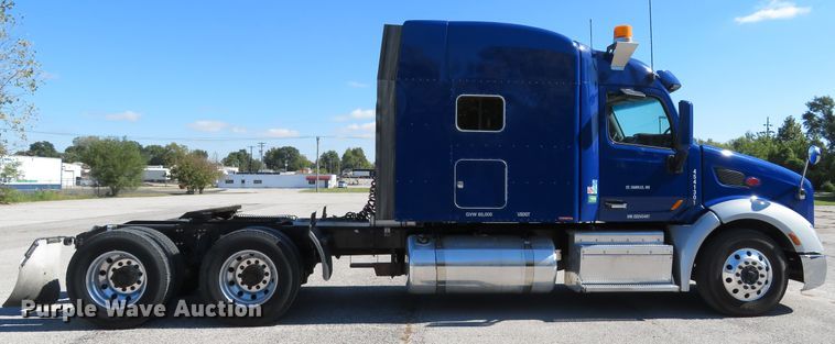 image for item DH1638 2014 Peterbilt 579 semi truck