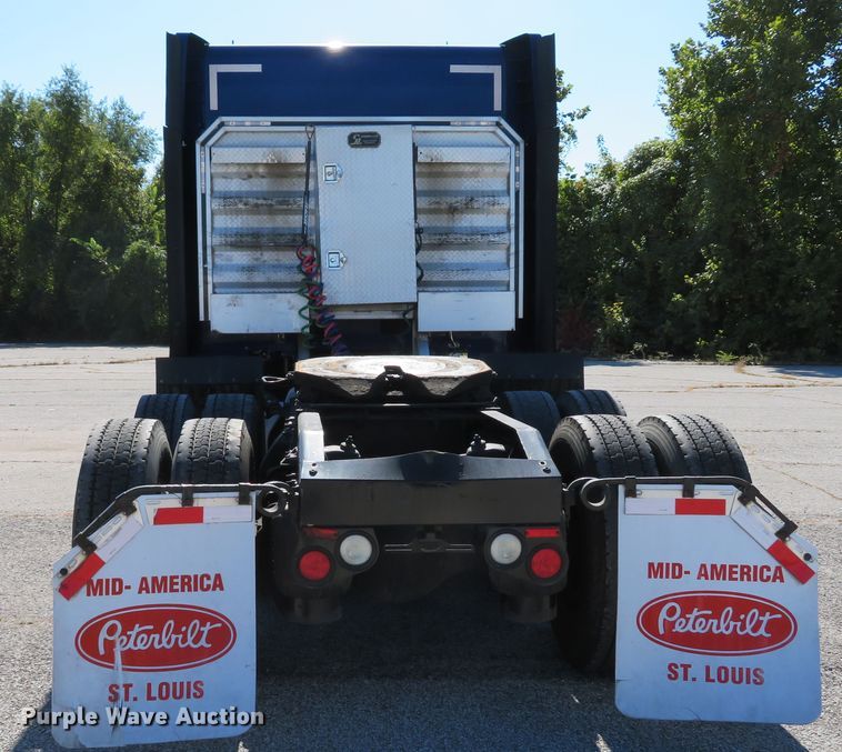 image for item DH1638 2014 Peterbilt 579 semi truck