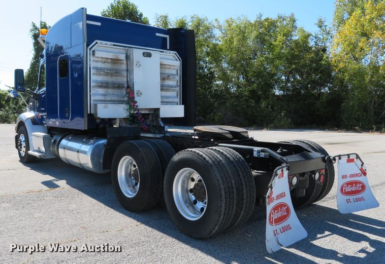 image for item DH1638 2014 Peterbilt 579 semi truck