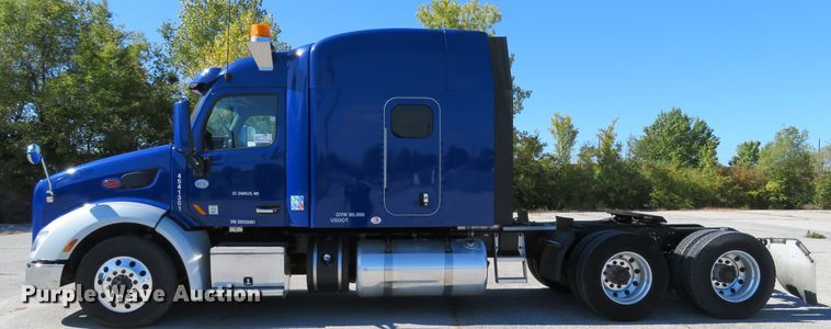 image for item DH1638 2014 Peterbilt 579 semi truck