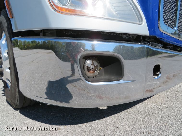 image for item DH1638 2014 Peterbilt 579 semi truck