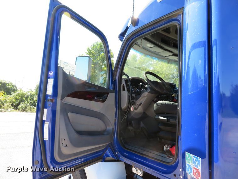 image for item DH1638 2014 Peterbilt 579 semi truck