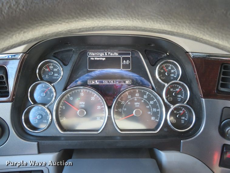 image for item DH1638 2014 Peterbilt 579 semi truck