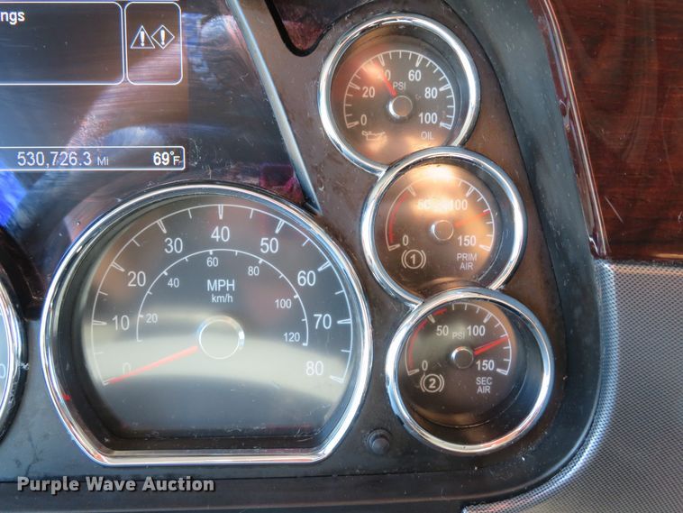 image for item DH1638 2014 Peterbilt 579 semi truck