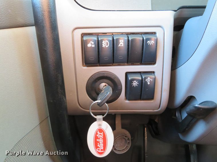 image for item DH1638 2014 Peterbilt 579 semi truck