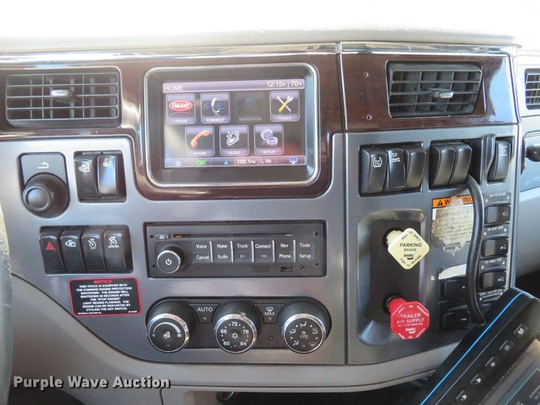 image for item DH1638 2014 Peterbilt 579 semi truck