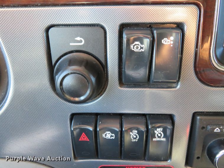 image for item DH1638 2014 Peterbilt 579 semi truck