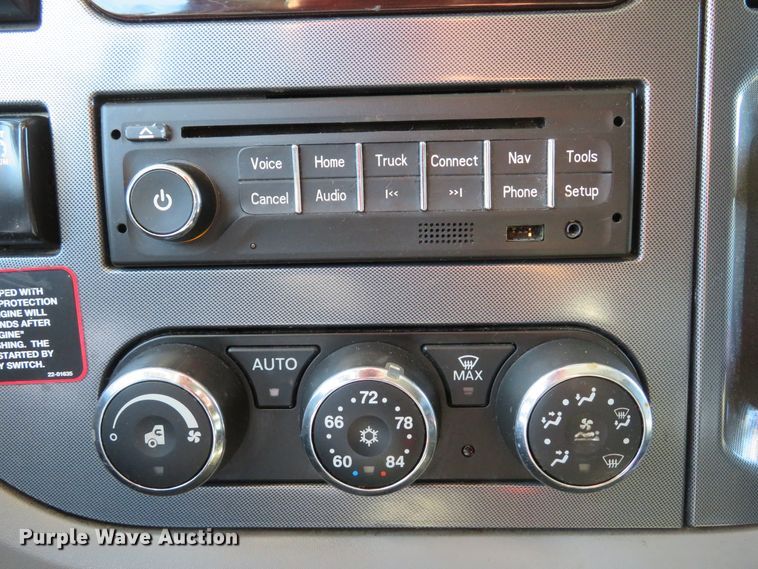 image for item DH1638 2014 Peterbilt 579 semi truck