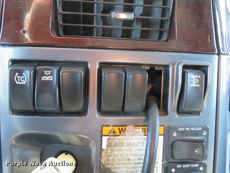 image for item DH1638 2014 Peterbilt 579 semi truck