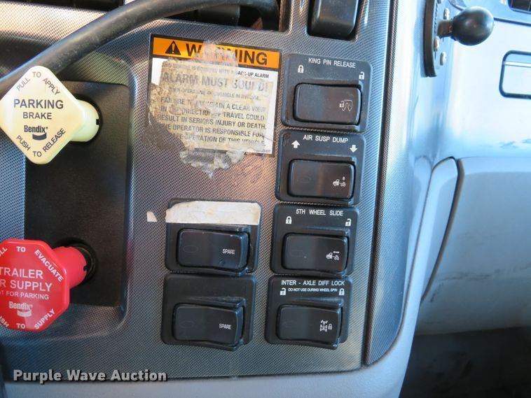 image for item DH1638 2014 Peterbilt 579 semi truck