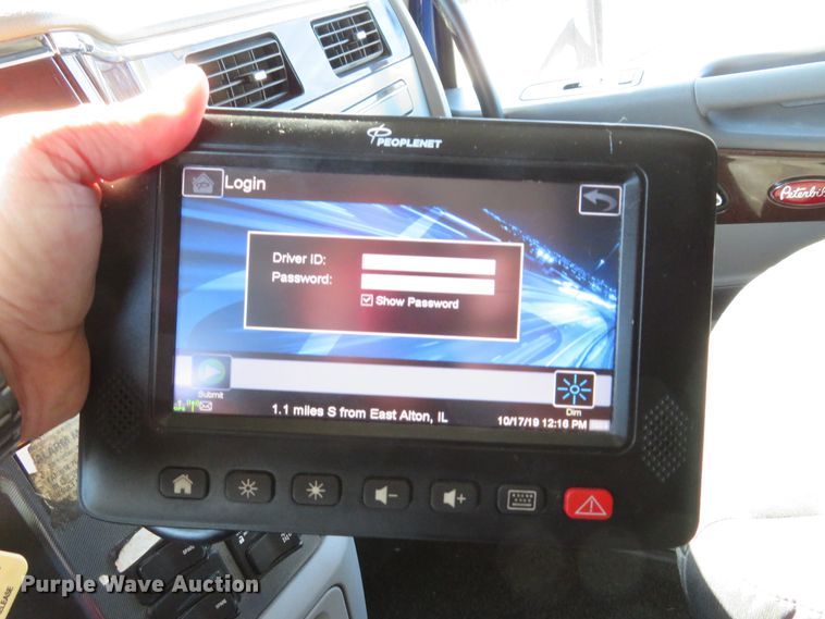 image for item DH1638 2014 Peterbilt 579 semi truck