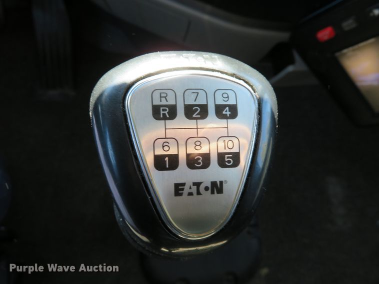 image for item DH1638 2014 Peterbilt 579 semi truck