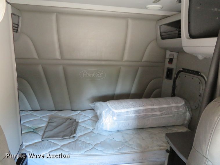 image for item DH1638 2014 Peterbilt 579 semi truck