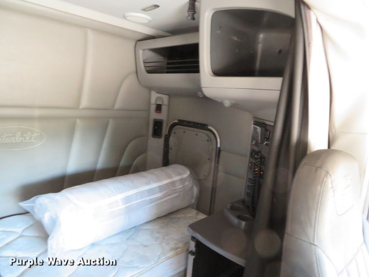 image for item DH1638 2014 Peterbilt 579 semi truck