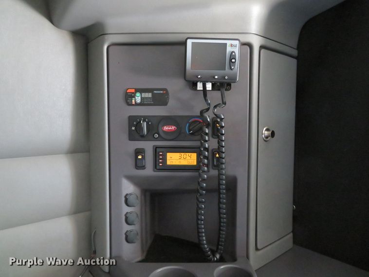 image for item DH1638 2014 Peterbilt 579 semi truck