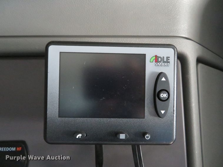 image for item DH1638 2014 Peterbilt 579 semi truck